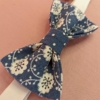 ANEMÓNI Nœud-papillon upcyclé bleu à fleurs blanches