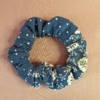 ANELI Chouchou upcyclé bi-matière bleu à pois et fleurs blanches