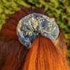 ANÉLI Chouchou upcyclé bi-matière bleu à pois et fleurs blanches