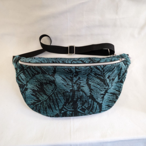Sacoche banane upcyclée feuilles vertes velours XL Fancybèle1 Sacoche banane upcyclée feuilles vertes velours XL Fancybèle