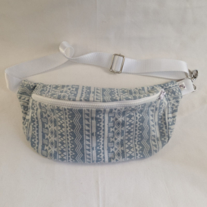 Sacoche banane upcyclée jean aztèque blanc et bleu Fancybèle1 Sacoche banane upcyclée jean aztèque blanc et bleu Fancybèle
