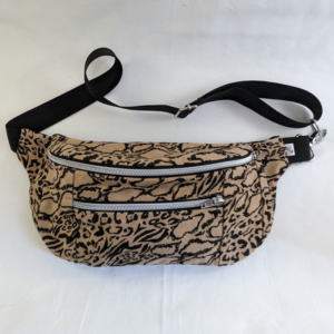 Sacoche banane upcyclée jean léopard beige et noir Fancybèle1 Sacoche banane upcyclée jean léopard beige et noir Fancybèle