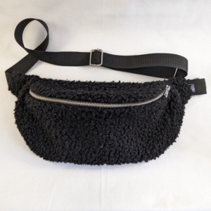 Sacoche banane upcyclée moumoute noire  Fancybèle Sacoche banane upcyclée moumoute noire Fancybèle